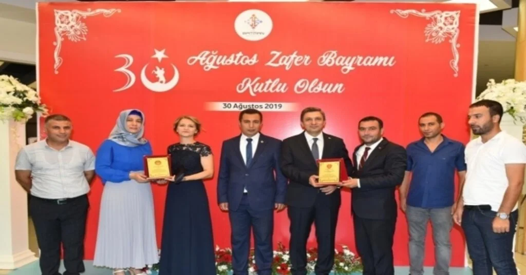 Başgad Vali Hulusi Şahine Plaket Verdi