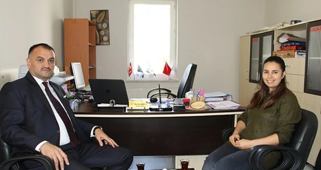 Başkan Akgül Nurten Öğretmeni Tebrik Etti