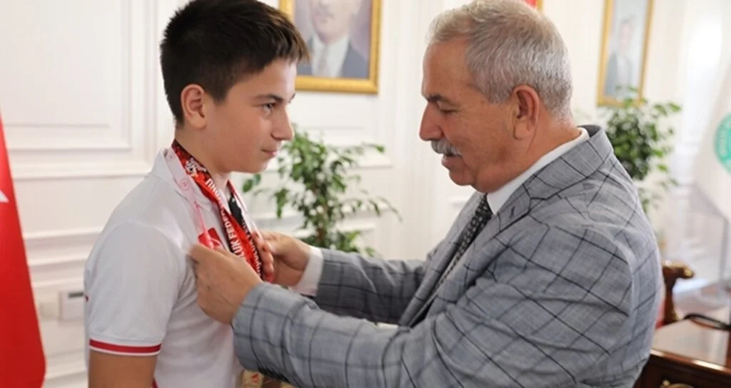 Başkan Demirtaş Şampiyonu Altınla Ödüllendirdi