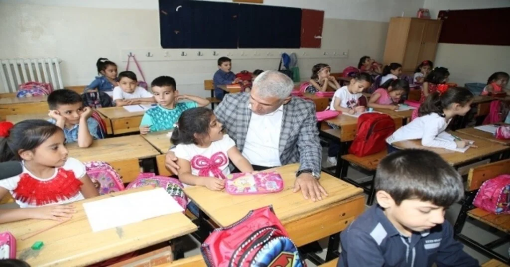 Başkan Güder, Öğrencileri İlk Eğitim Gününde Yalnız Bırakmadı