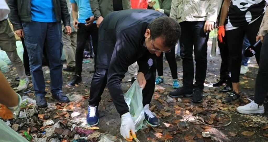 Başkan İmamoğlu Eldivenini, Taktı Poşetini Aldı Çöp Topladı!