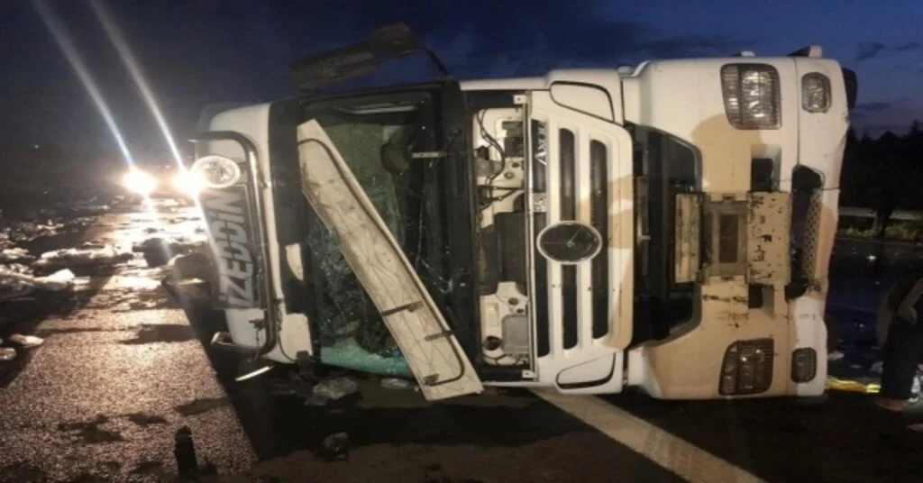Başkentte Yolcu Otobüsü, Devrilen Tıra Çarptı: 1 Yaralı