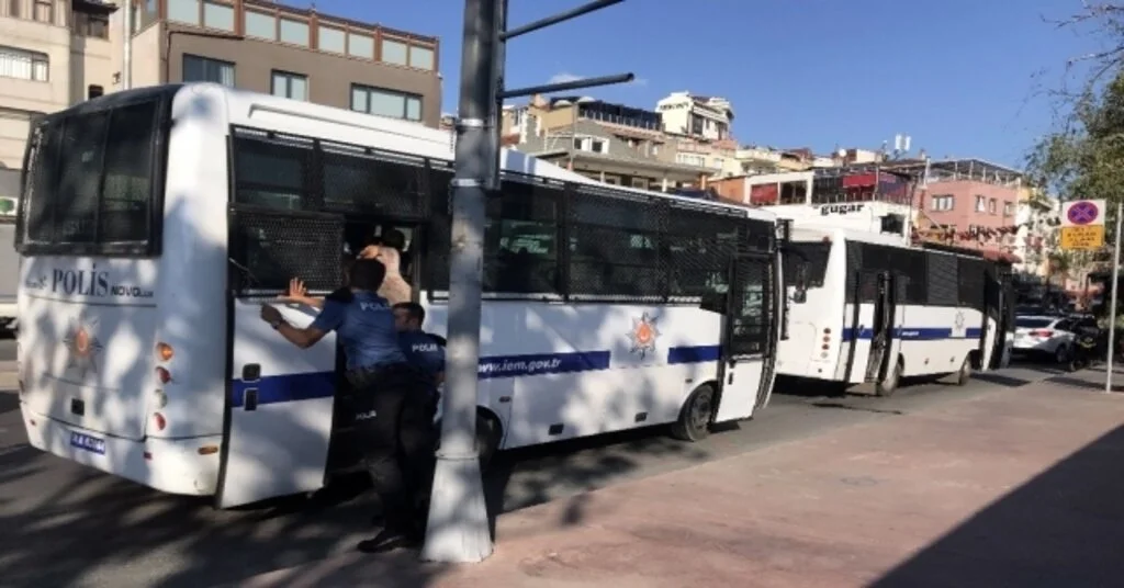 Beyoğlunda Çevik Kuvvet Otobüsü Kazaya Karıştı: 2 Yaralı