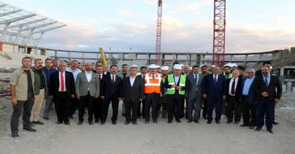 Binali Yıldırım, Erzincanda Yapımı Süren Stat Ve Hastanede İncelemelerde Bulundu