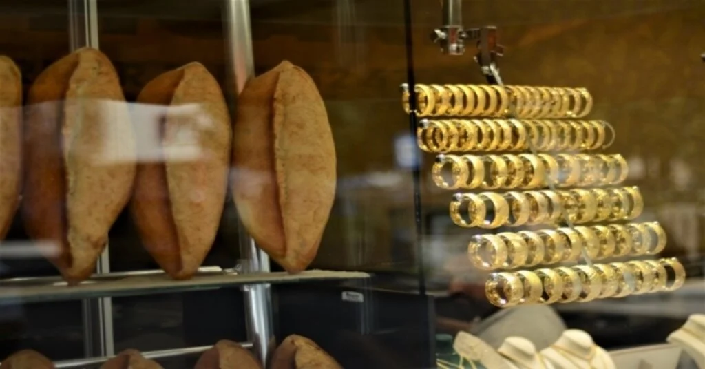 Bu Kuyumcuya Altın Almaya Gelen ‘Ekmek Alıp Çıkıyor