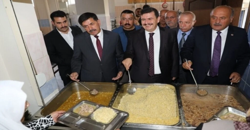 Cem Evlerinde Binlerce Kişiye Aşure Dağıtıldı