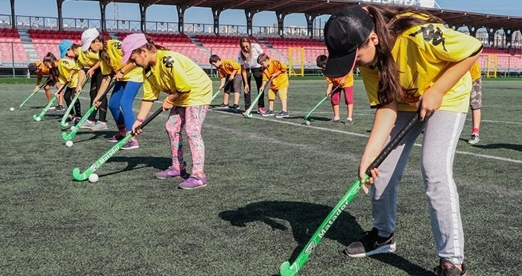 Çocuklar Çim Hokeyine Bayıldı