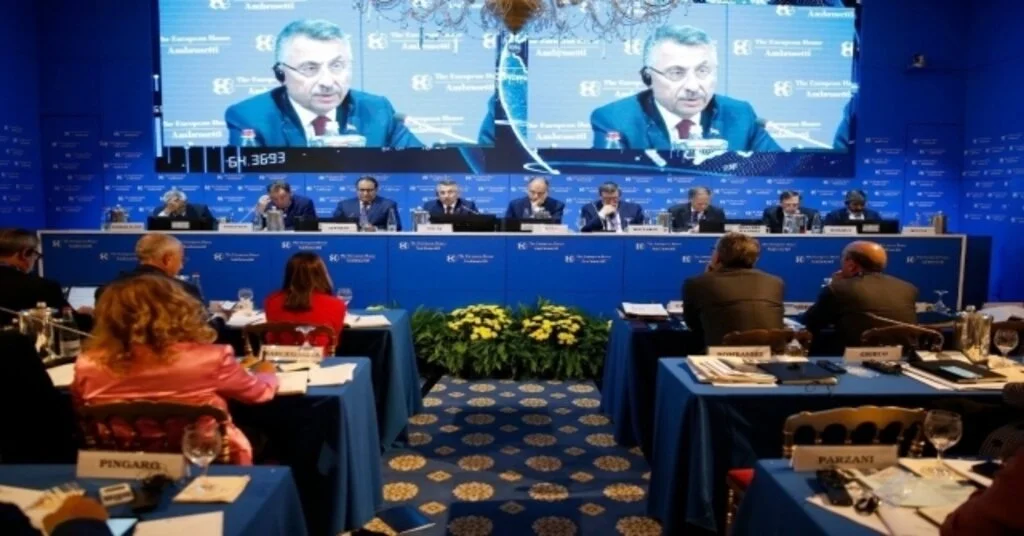 Cumhurbaşkanı Yardımcısı Oktay İtalyada Türk Vatandaşları İle Bir Araya Geldi