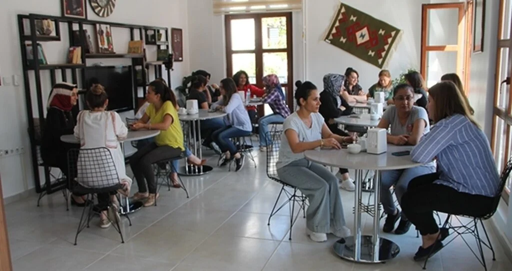Dedikodunun olmadığı bayanlara özel kıraathane