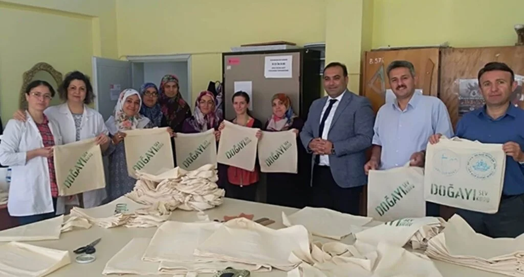 Ders kitapları bez çantalarda dağıtılacak