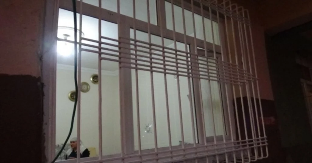 Diyarbakırda 3 Kişi Kan Davalısının Evine Kurşun Yağdırdı