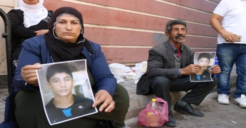 Diyarbakırda Hdp Önündeki Oturma Eylemi 5. Gününde