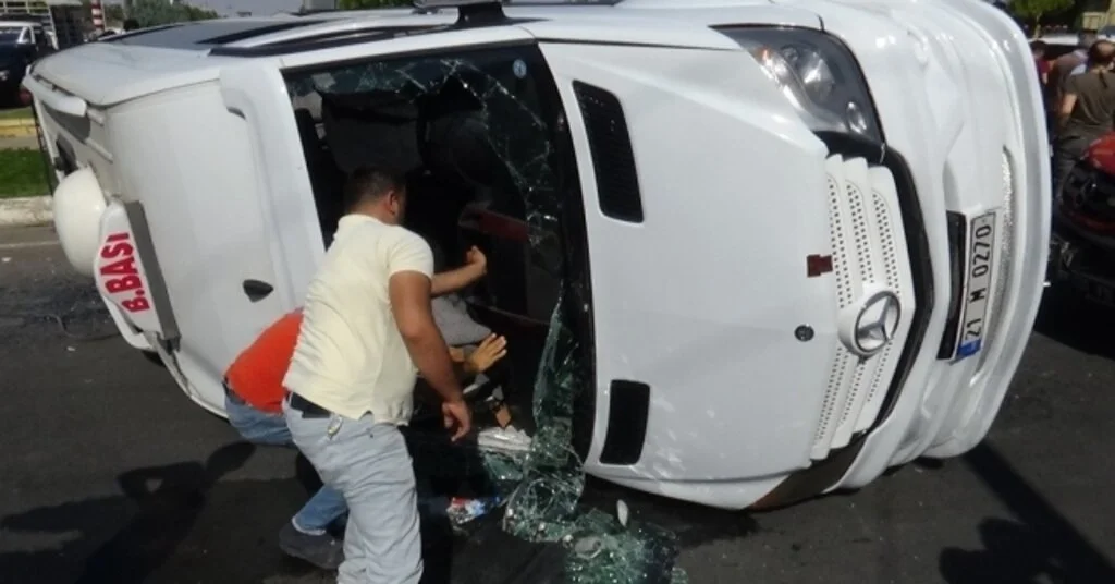 Diyarbakırda Otomobil İle Yolcu Minibüsü Çarpıştı: 11 Yaralı