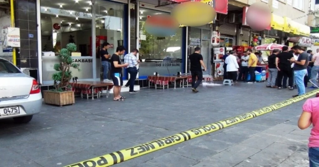 Diyarbakırda Park Kavgasında Kan Aktı: 1 Ağır Yaralı