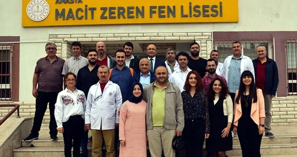 Doktorlardan mezun oldukları liseye ziyaret
