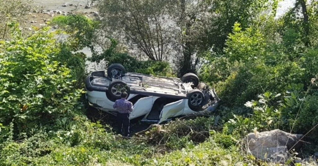 Dönüş Yapan Otomobile Çarpıp, Şarampole Yuvarlandılar: 7 Yaralı