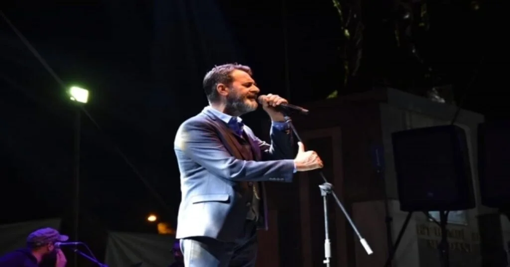 Edremitte Hüseyin Turan Müzik Ziyafeti Verdi
