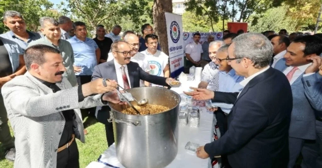 Eğitim-Bir-Sen Gaün Temsilciliğinden Bin Kişiye Aşure