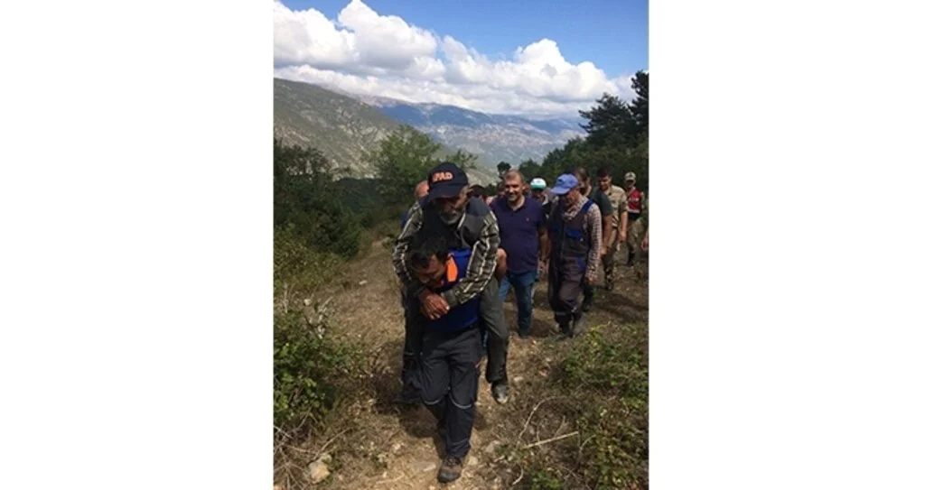 Ekipler ormanda bulunan yaşlıyı sırtta 3 kilometre taşıdı