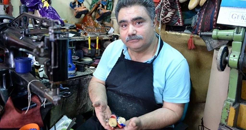 Ekmeğini 'aynalı çarıktan' kazanıyor