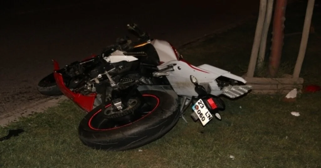 Elazığda Motosiklet Kazası: 1 Ölü, 2 Yaralı