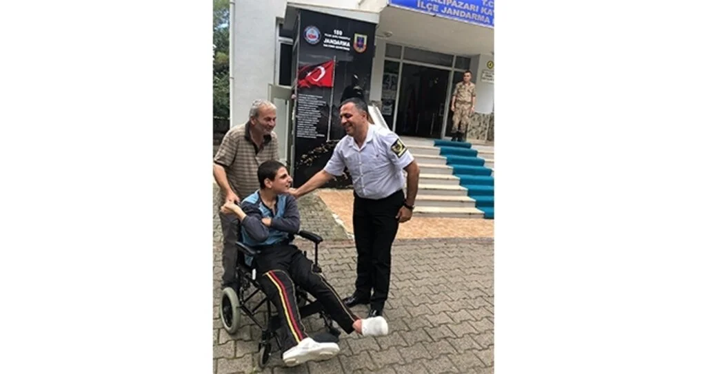 Engelli çocuğa jandarmadan tekerlekli sandalye