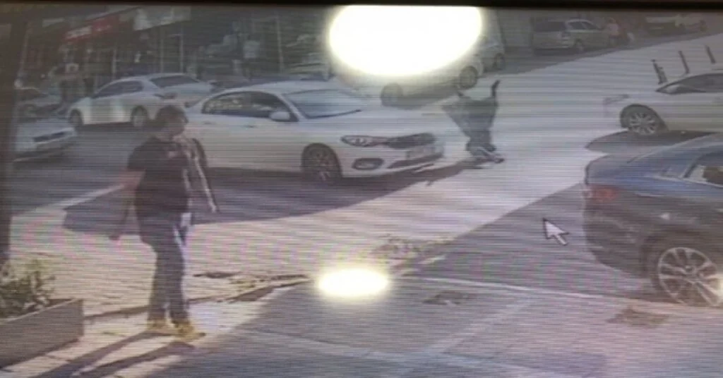 Esenyurtta Karşıdan Karşıya Geçen Kadına Otomobilin Çarptığı Anlar Kamerada