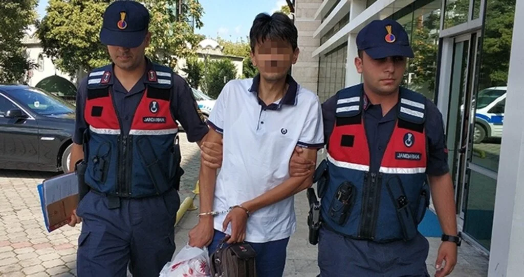 Eşini ziyarete gittiği cezaevinde yakalandı, kendisi de tutuklandı