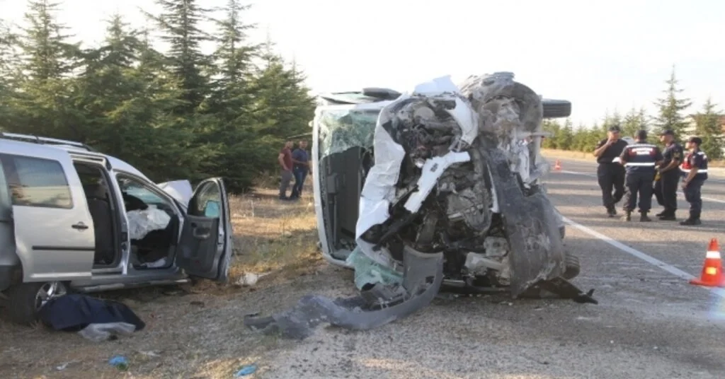 Eskişehirde Feci Kaza: 2 Ölü, 2 Yaralı