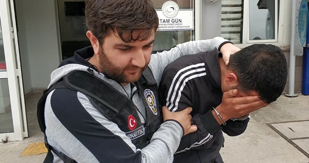 Esrar satıcısı enselendi