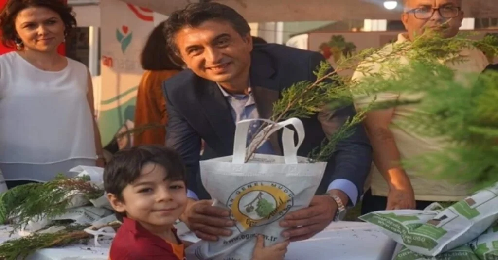 Festivalde 2 Bin Selvi Fidanı Dağıtıldı