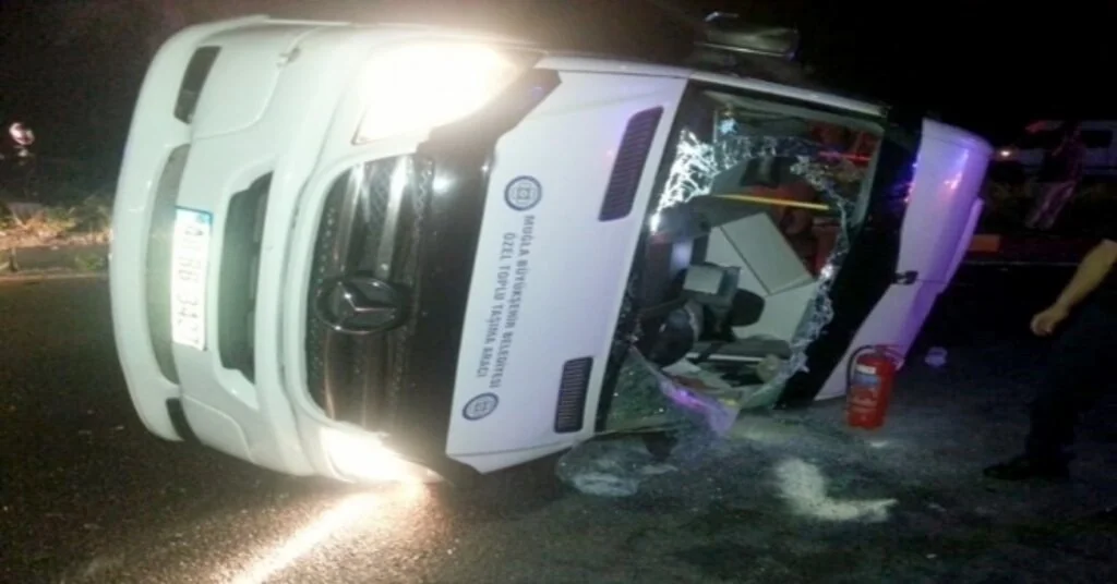 Fethiyede Yolcu Minibüsü İle Otomobil Çarpıştı: 14 Yaralı