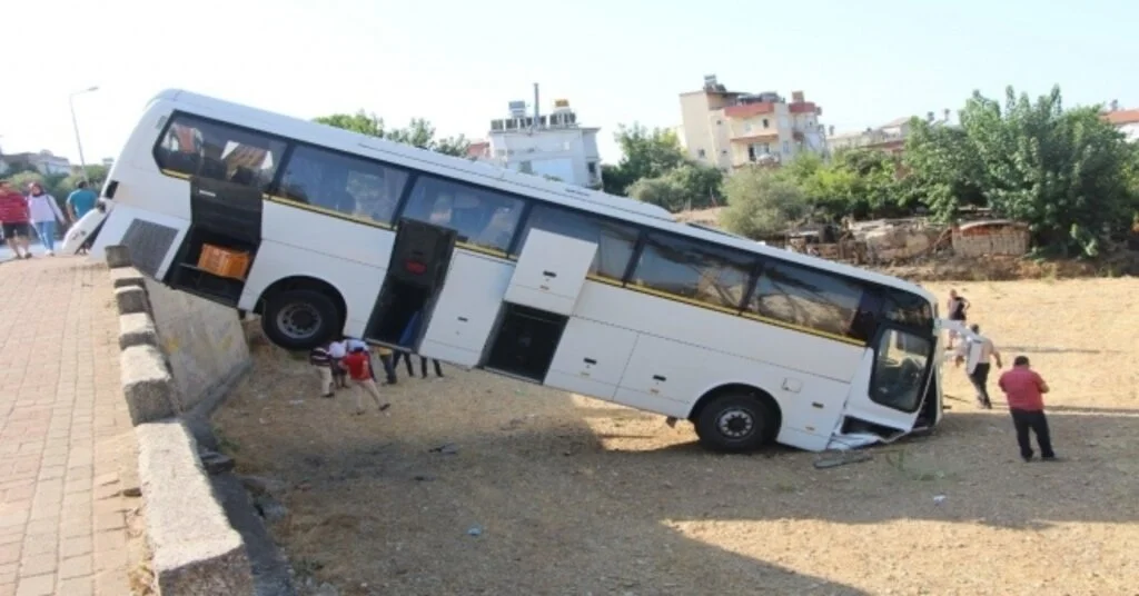 Freni Boşalan Otobüs İstinat Duvarından Aşağıya Uçtu