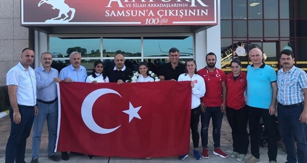Gururumuz Esra çiçeklerle karşılandı