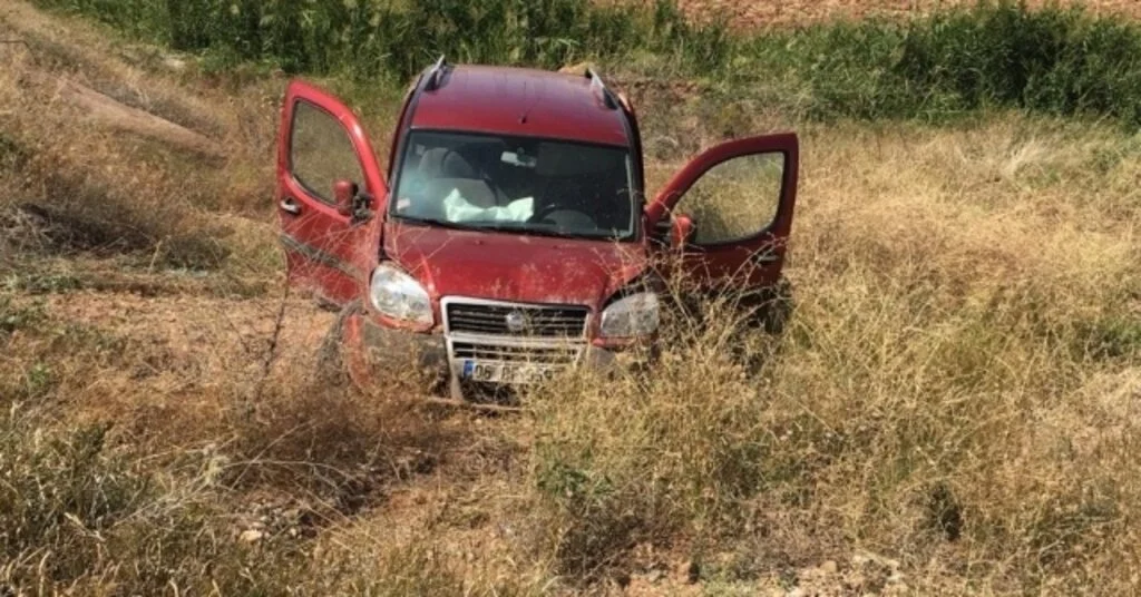 Hafif Ticari Araç Şarampole Devrildi: 2 Yaralı