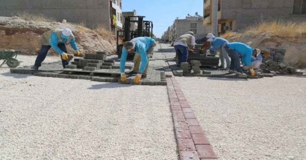 Haliliyede Açılan Yollarda Kilitli Parke Döşeniyor