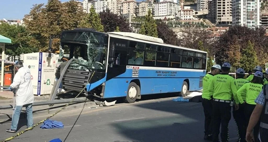 Halk Otobüsü Yayaları Biçti