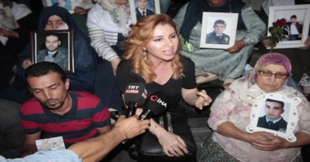 Hdp İl Binası Önünde Eylem Yapan Annelere Sanatçı Hülya Bozkayadan Destek