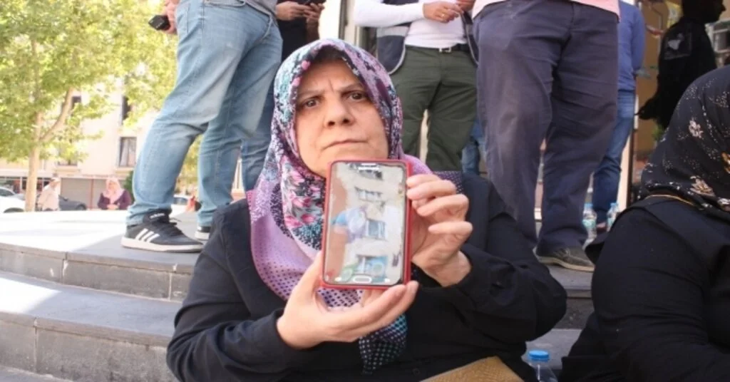 Hdp Önünde Eylem Yapan Aile Sayısı 8E Yükseldi