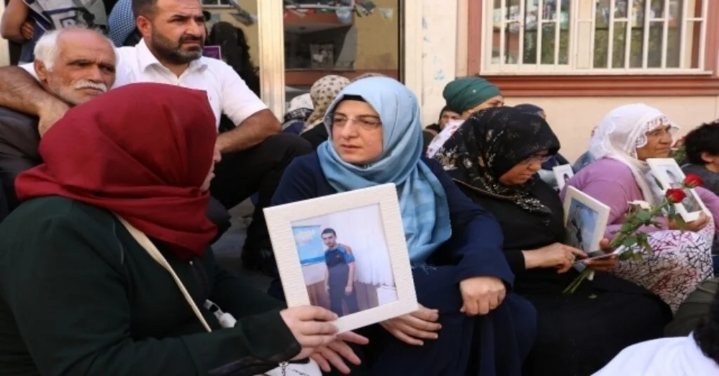 Hdp Önünde Eylem Yapan Ailelere Varank Ailesinden Ziyaret