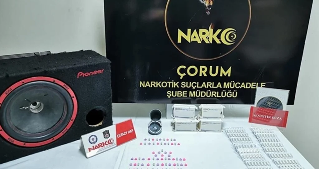 Hoparlörlerden müzik yayını yerine uyuşturucu çıktı