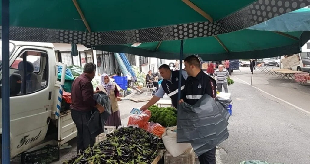 İlkadım'da Çöp Poşet Uygulamasına Esnaf Destek Verdi