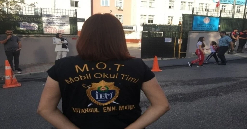 İstanbul Polisinden Okul Önlerinde Sıkı Denetim