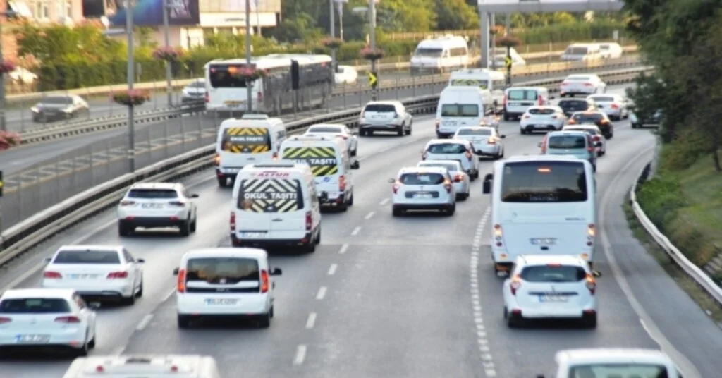 İstanbulda Yeni Eğitim Öğretim Yılının İlk Gününde Trafikte Yoğunluk