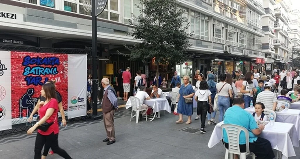 İstiklal Caddesi'nde  satranç heyecanı