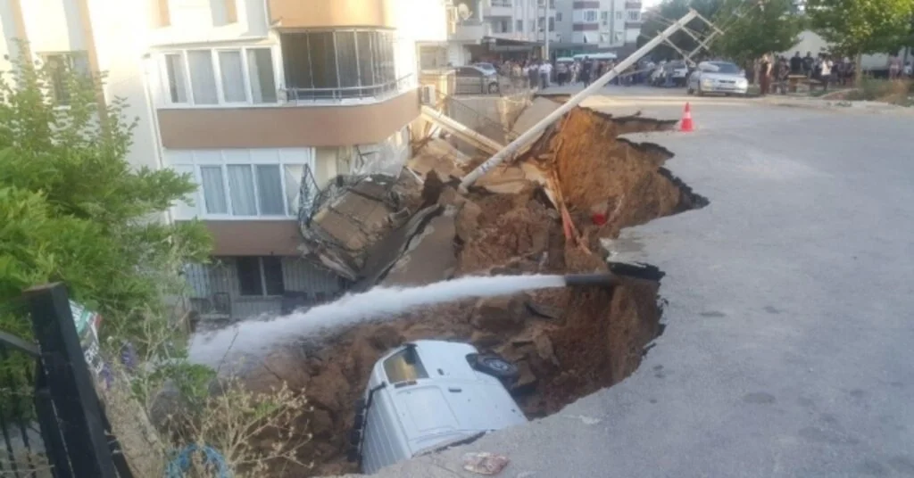 İstinat Duvarı Çöktü, Otomobil Altında Kaldı