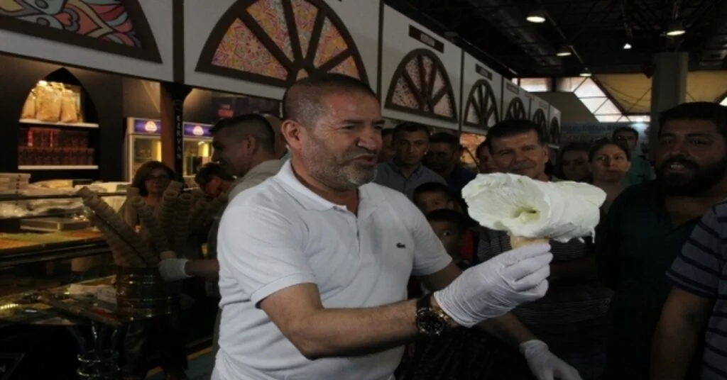 İzmirde 20 Dakikada 250 Kilo Dondurma Tükendi