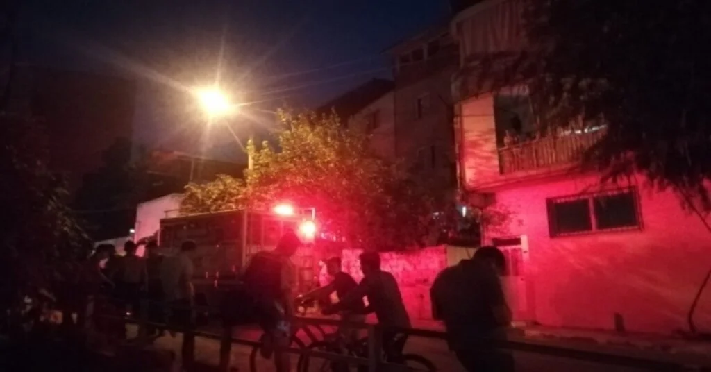 İzmirde Cinayet Zanlılarının Evinin Kundaklandığı İddiası