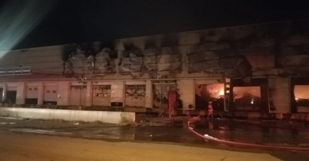 İzmirde Ekmek Fabrikası Alev Alev Yandı