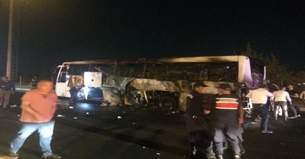 İzmirde Yolcu Otobüsü Alev Alev Yandı